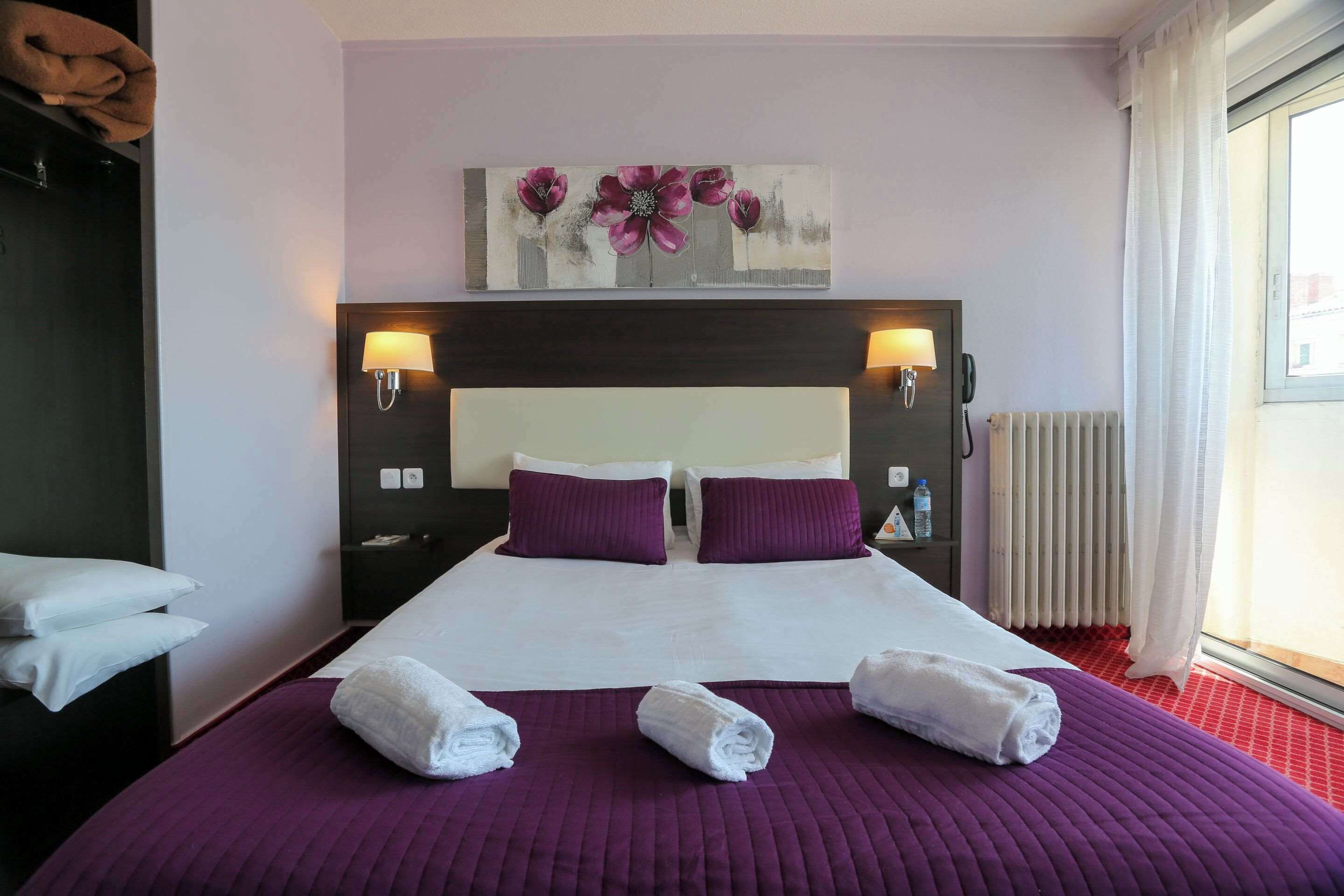 desk, free wifi, bed sheets, wheelchair access