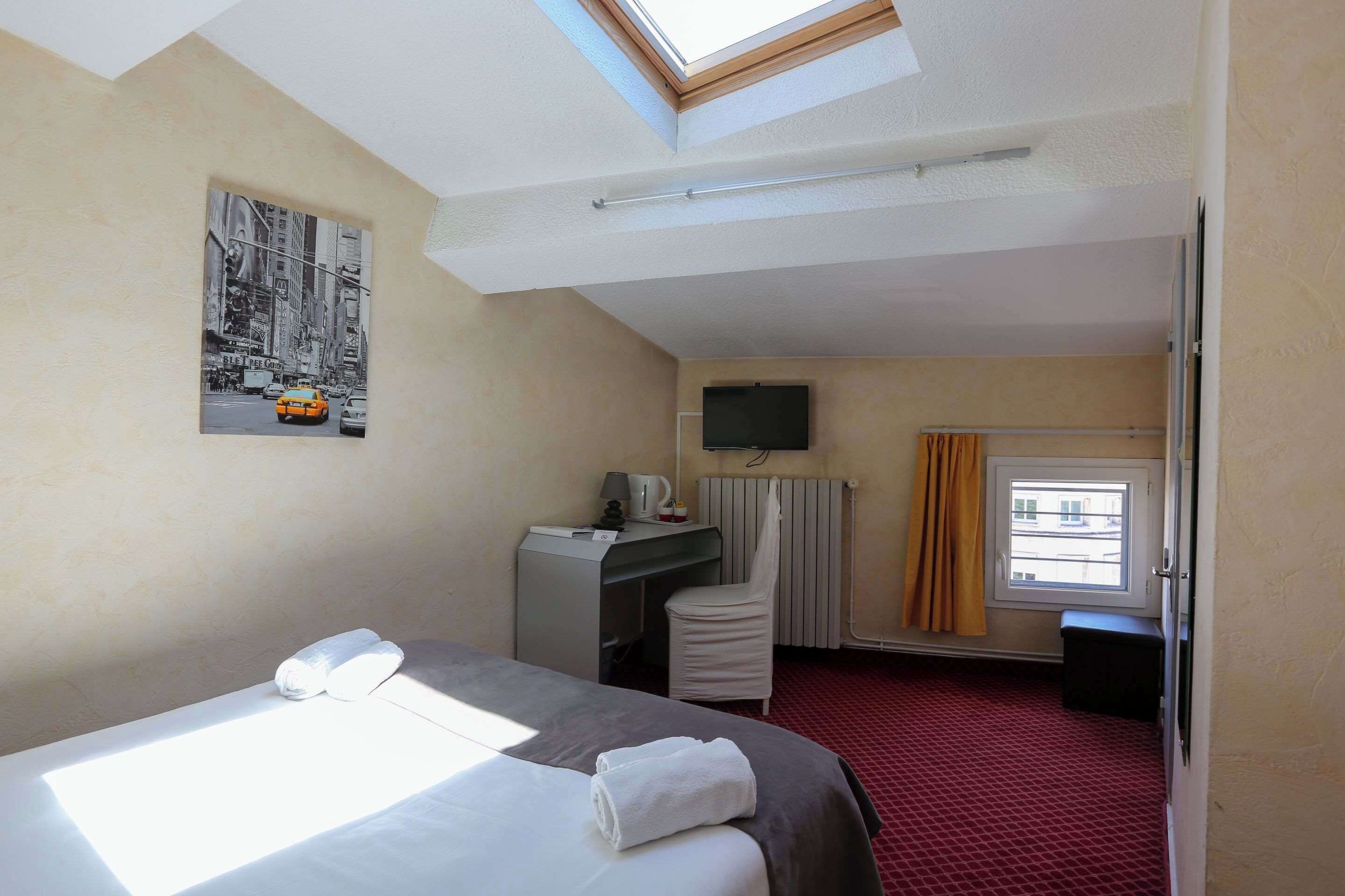 desk, free wifi, bed sheets, wheelchair access