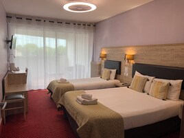 Triple Room | Desk, free WiFi, bed sheets, wheelchair access