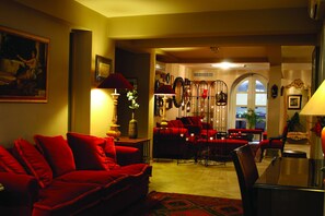 Lobby sitting area - Celal Sultan Hotel - Special Class (Istanbul)