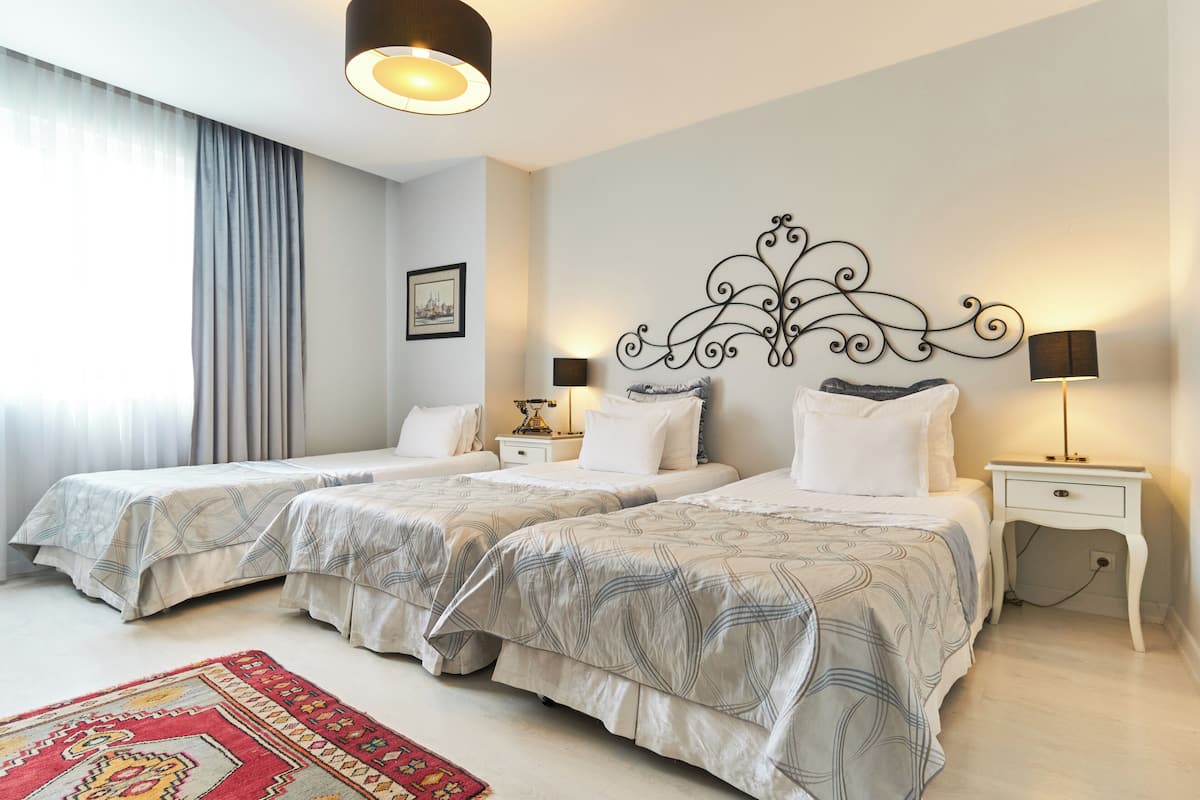 Premier-Dreibettzimmer | 1 Schlafzimmer, hochwertige Bettwaren, Daunenbettdecken