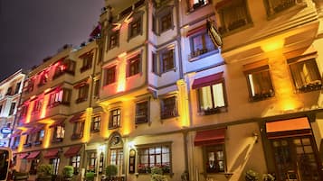 Fachada de la propiedad por la tarde o noche