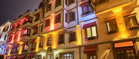 Voorkant accommodatie - avond/nacht