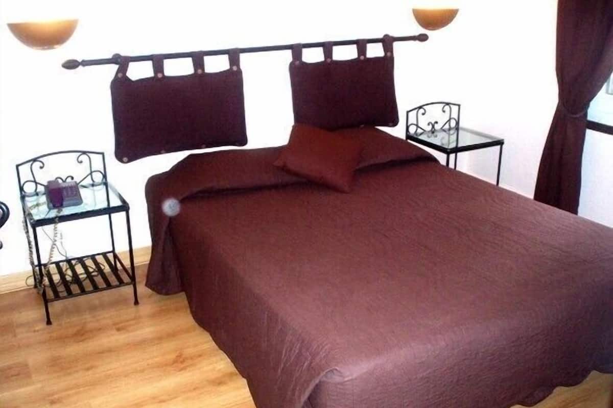 Quarto casal superior | Escrivaninha, quartos à prova de som, ferros/tábuas de passar roupa