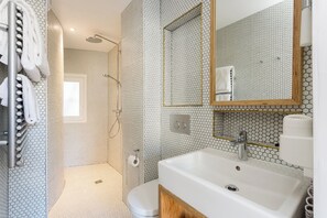 Ducha, artículos de tocador gratuitos, secador de pelo, toallas