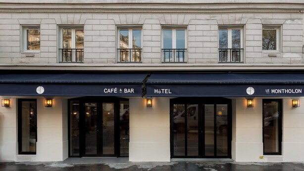 A building with a café and bar on the ground floor and a hotel on the upper floor. - Hôtel Montholon Paris (Paris)