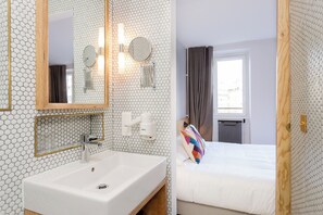 Shower, free toiletries, hair dryer, towels - Hôtel Montholon Paris (Paris)