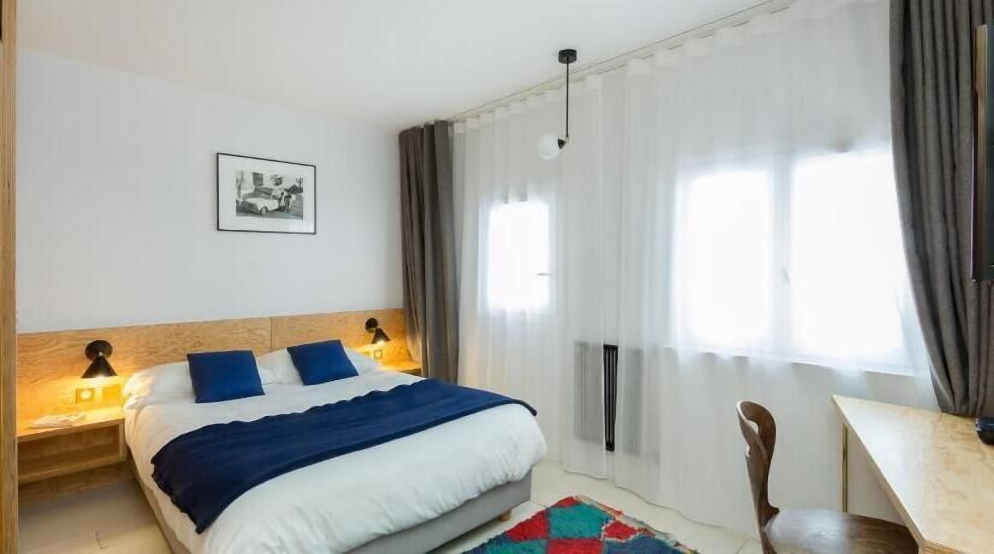Roupas de cama premium, frigobar, cofres nos quartos, escrivaninha