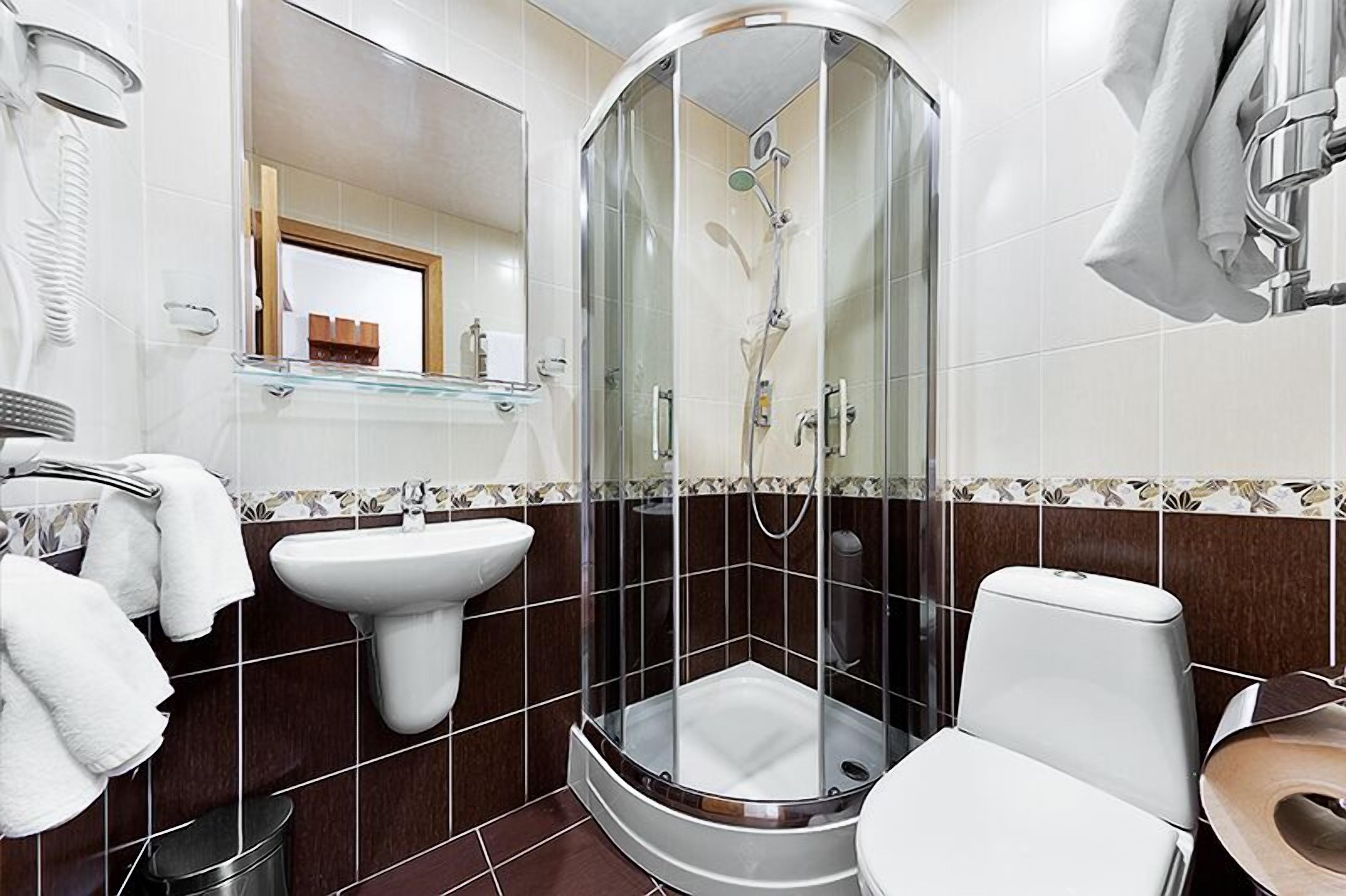 comfort double room | bathroom | shower, free toiletries, hair dryer, towels