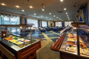 Tägliches Frühstücksbuffet (9 USD pro Person)