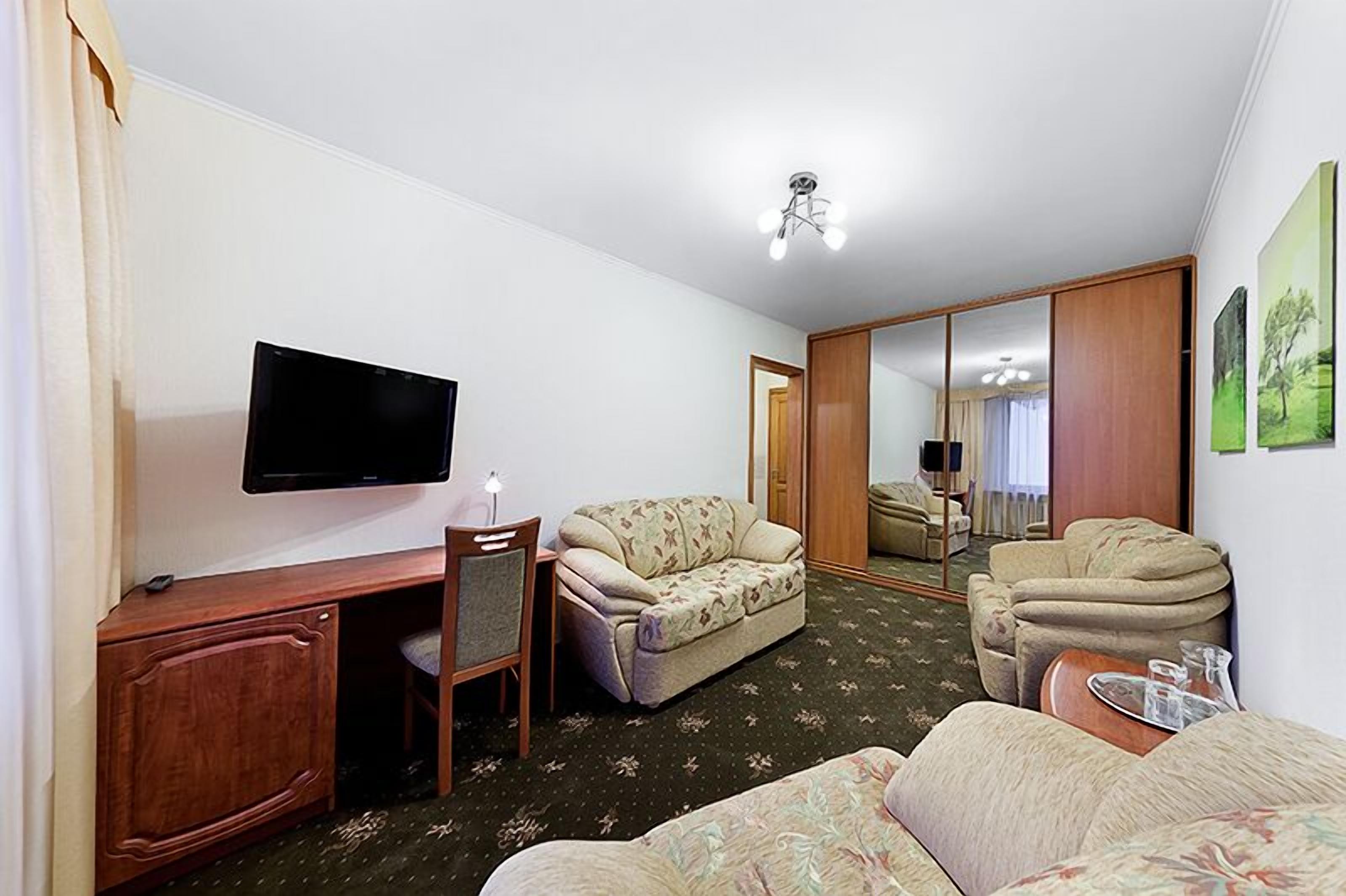suite | in-room safe, iron/ironing board, free wifi