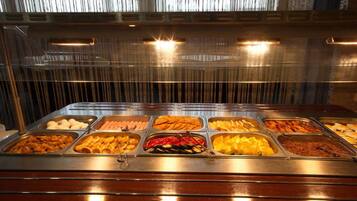 Bữa sáng buffet hàng ngày (9 USD/mỗi người)