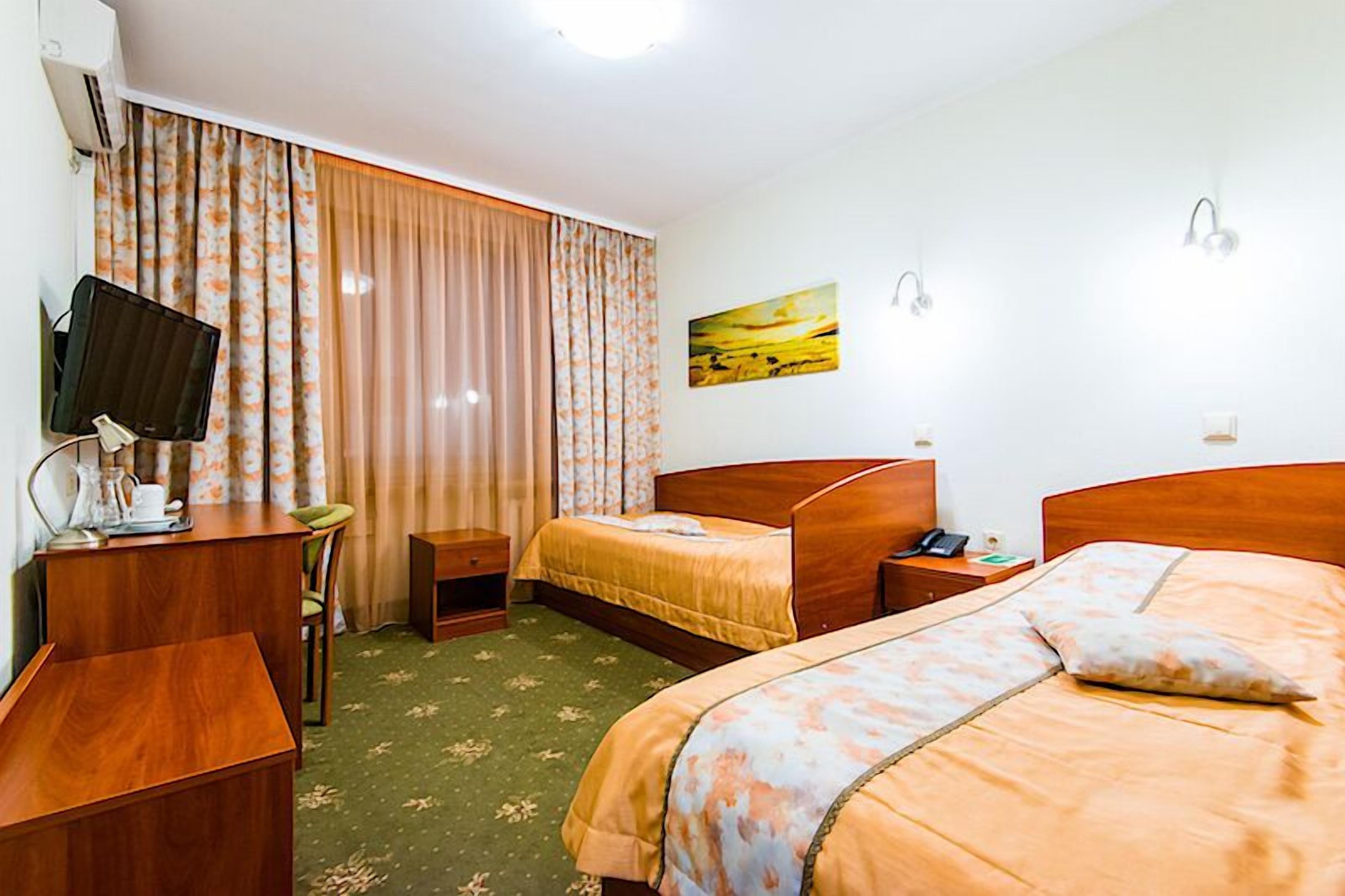 comfort twin room | in-room safe, iron/ironing board, free wifi