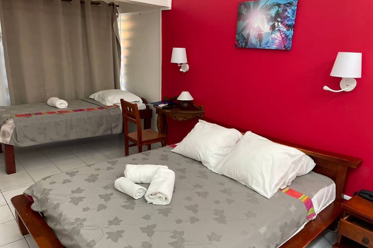 Ropa de cama de alta calidad, colchones con efecto memoria y escritorio 