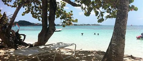 Una spiaggia nelle vicinanze