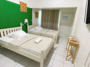 Habitación con 2 camas individuales, baño en la habitación, vista al jardín | Ropa de cama de alta calidad y camas con efecto memoria 