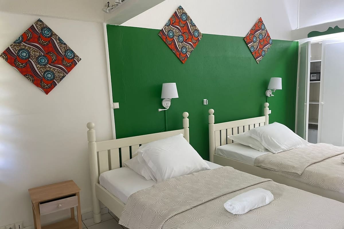Habitación con 2 camas individuales, baño privado, vistas al jardín | 1 dormitorio, ropa de cama de alta calidad, colchones viscoelásticos