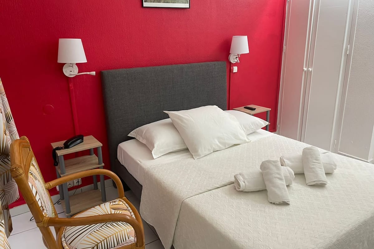 Ropa de cama de alta calidad, colchones con efecto memoria y escritorio 