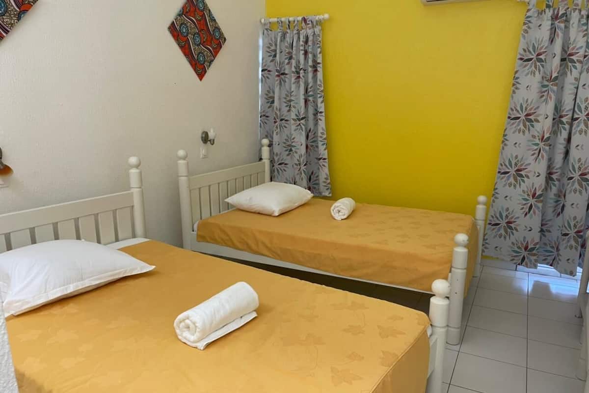 Habitación clásica con 2 camas individuales, baño privado | 1 dormitorio, ropa de cama de alta calidad, colchones viscoelásticos