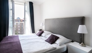 Caja de seguridad en la habitación, escritorio y cortinas blackout