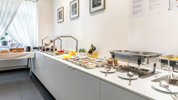 Una mesa de buffet con diferentes tipos de comida y utensilios.