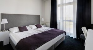 Habitación con cama doble/gemelas | Caja de seguridad en la habitación, escritorio y cortinas blackout 