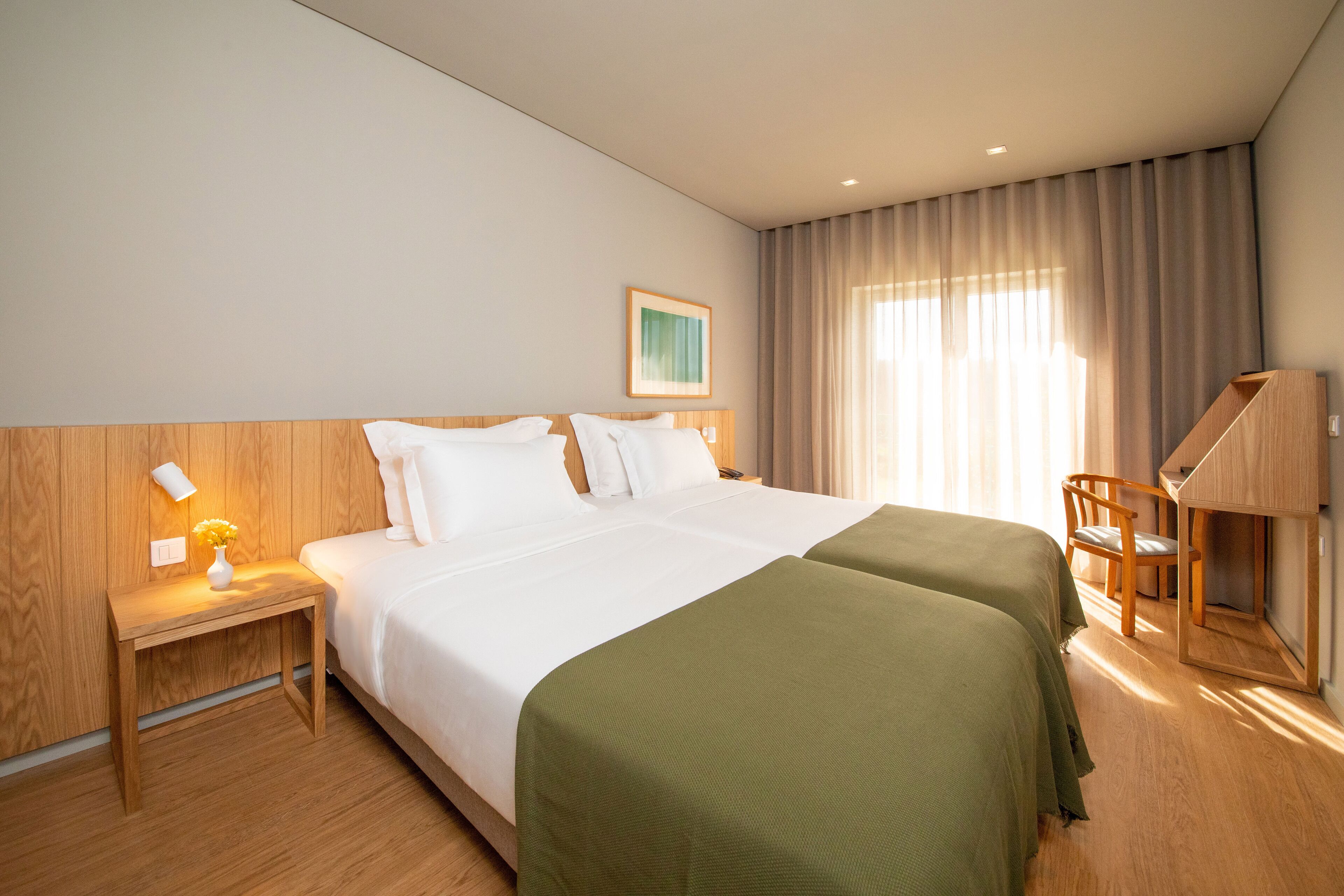 Minibar, coffres-forts dans les chambres, bureau, Wi-Fi gratuit