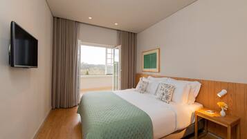 Een minibar, een kluis op de kamer, een bureau, gratis wifi