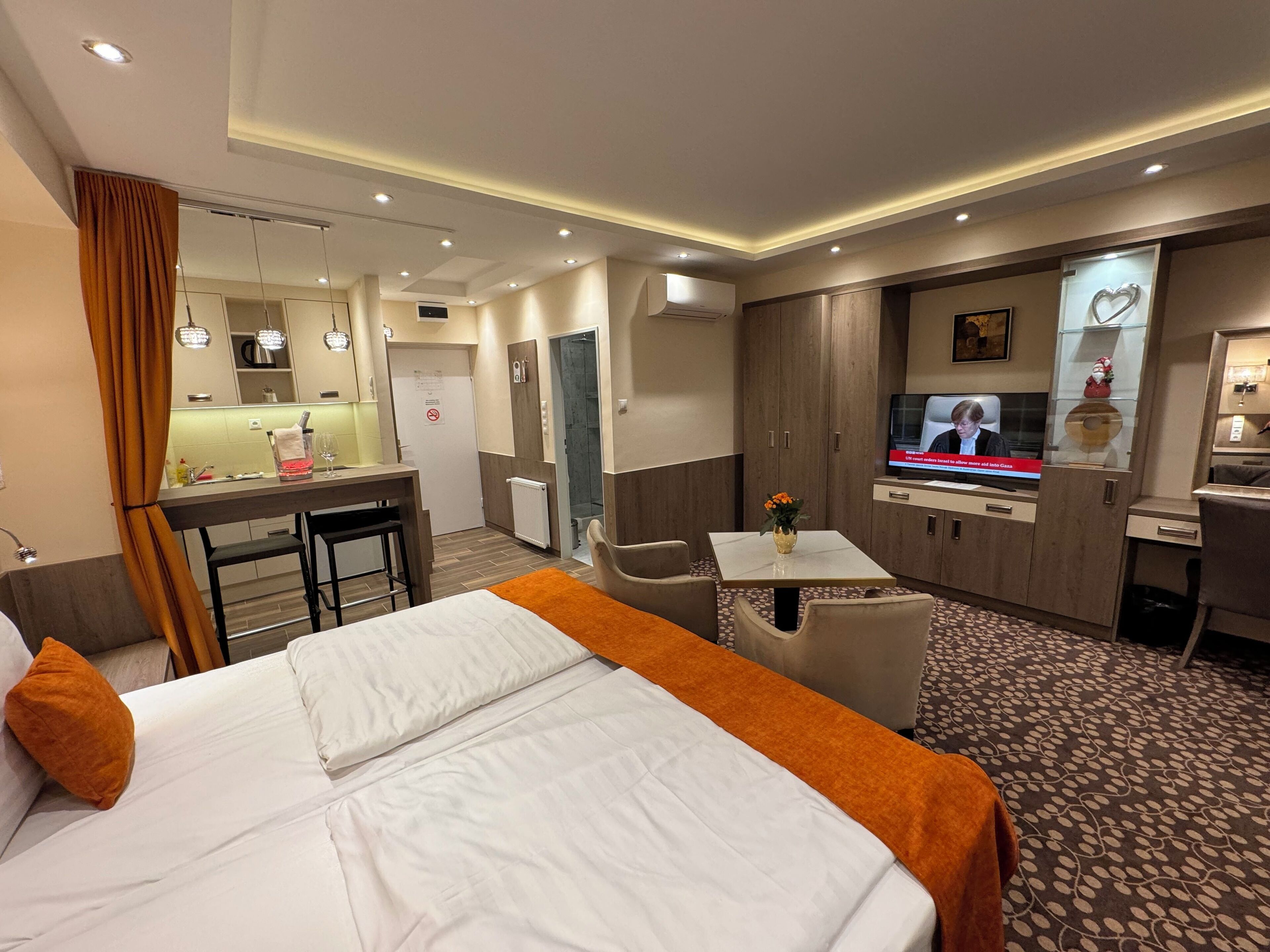 deluxe studio double | minibar, in-room safe, desk, blackout curtains