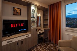 Minibar, caja de seguridad en la habitación y escritorio 