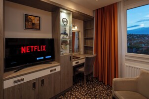 Μίνι μπαρ, χρηματοκιβώτιο στο δωμάτιο, γραφείο, κουρτίνες  συσκότισης 