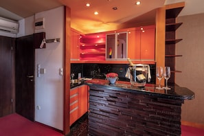 Deluxe Studio Triple | Cocina privada | Refrigerador, microondas, parrilla de estufa y utensilios de cocina