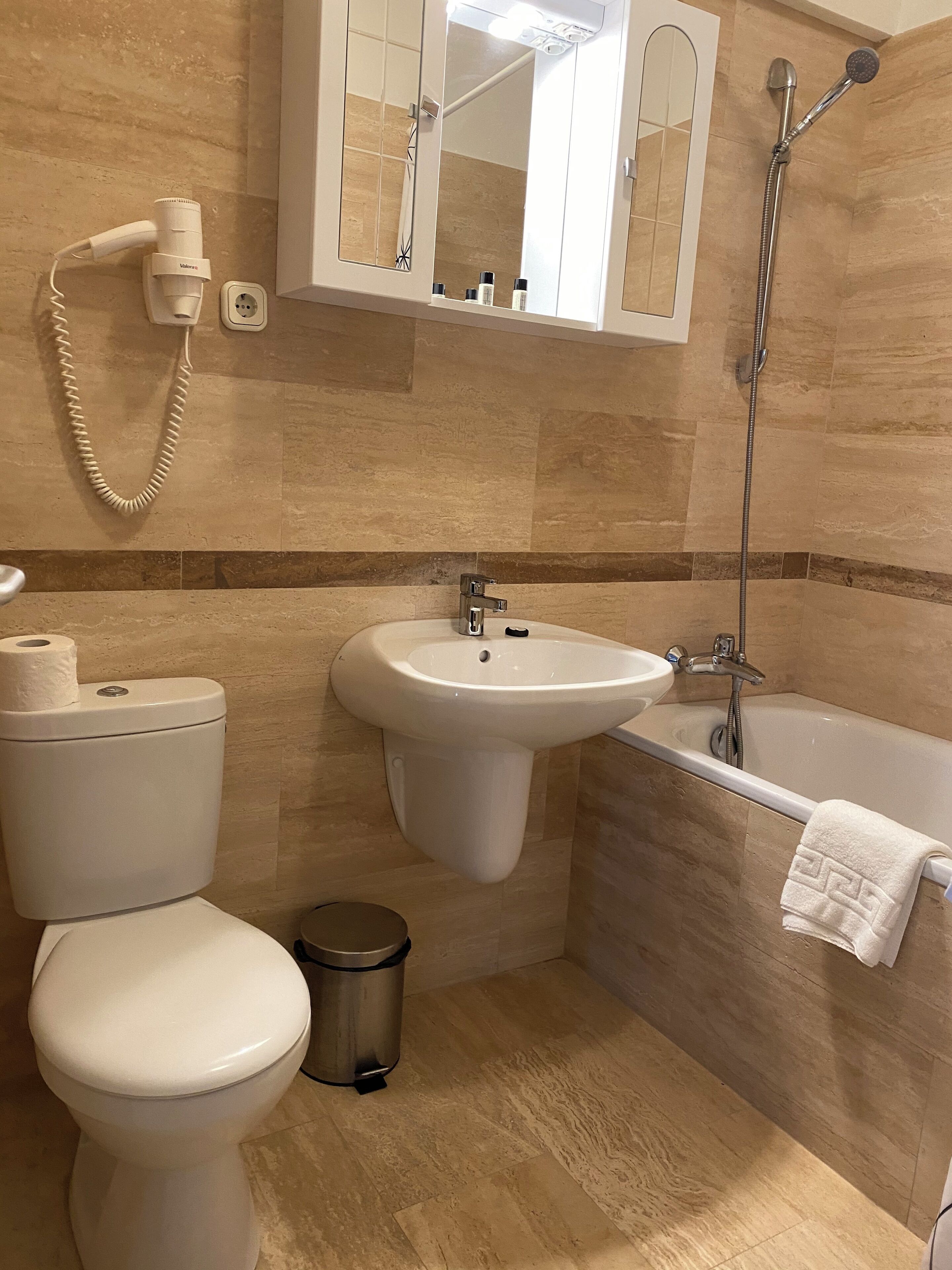 deluxe studio double | bathroom | shower, free toiletries, hair dryer, towels