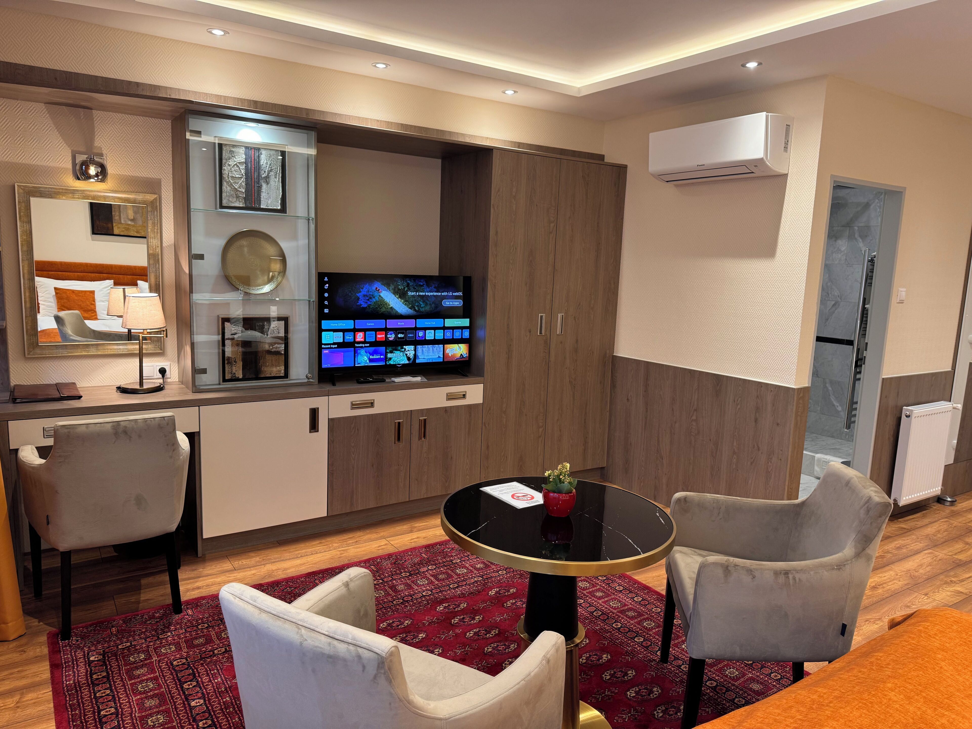 deluxe studio double | minibar, in-room safe, desk, blackout curtains