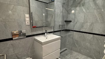 Deluxe Studio Double | Bathroom | Shower, free toiletries, hair dryer, towels