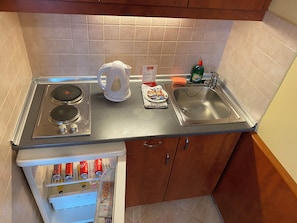 Economy Studio Double | Cuisine privée | Réfrigérateur, micro-ondes (sur demande), plaque de cuisson