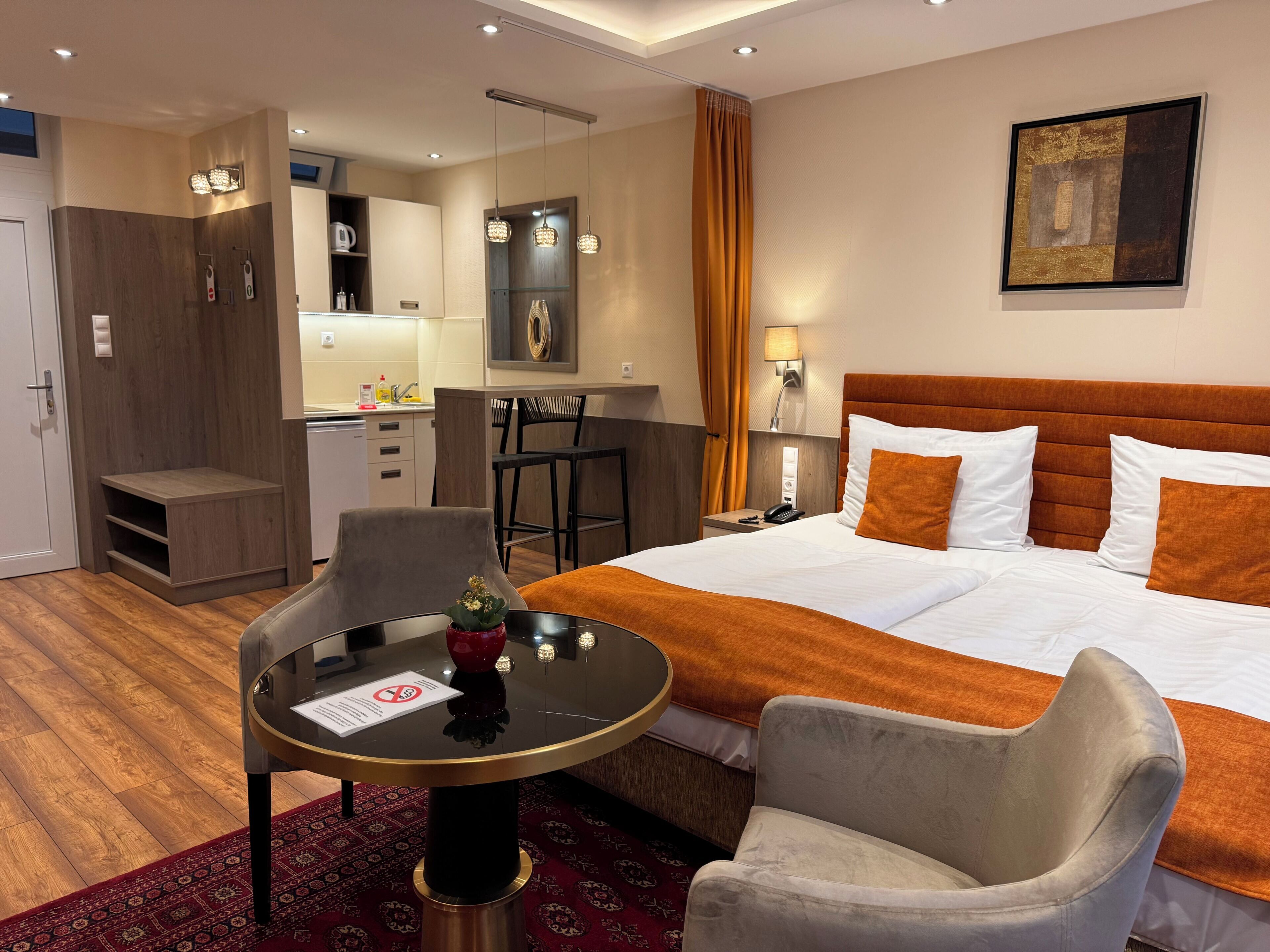 deluxe studio double | minibar, in-room safe, desk, blackout curtains