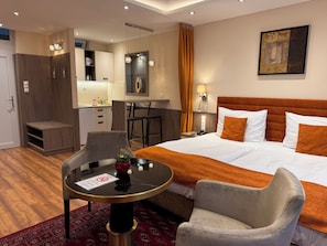 Deluxe Studio Double | Minibar, két bảo mật tại phòng, bàn, màn/rèm cản sáng 