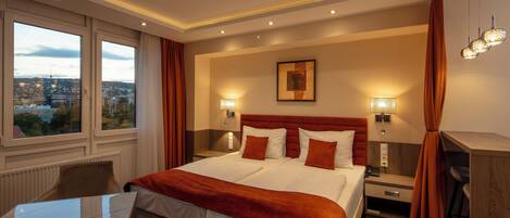 Deluxe Studio Double | Minibar, in-room safe, desk, blackout drapes