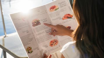 Se sirven desayunos y cocina internacional; con vista a la alberca