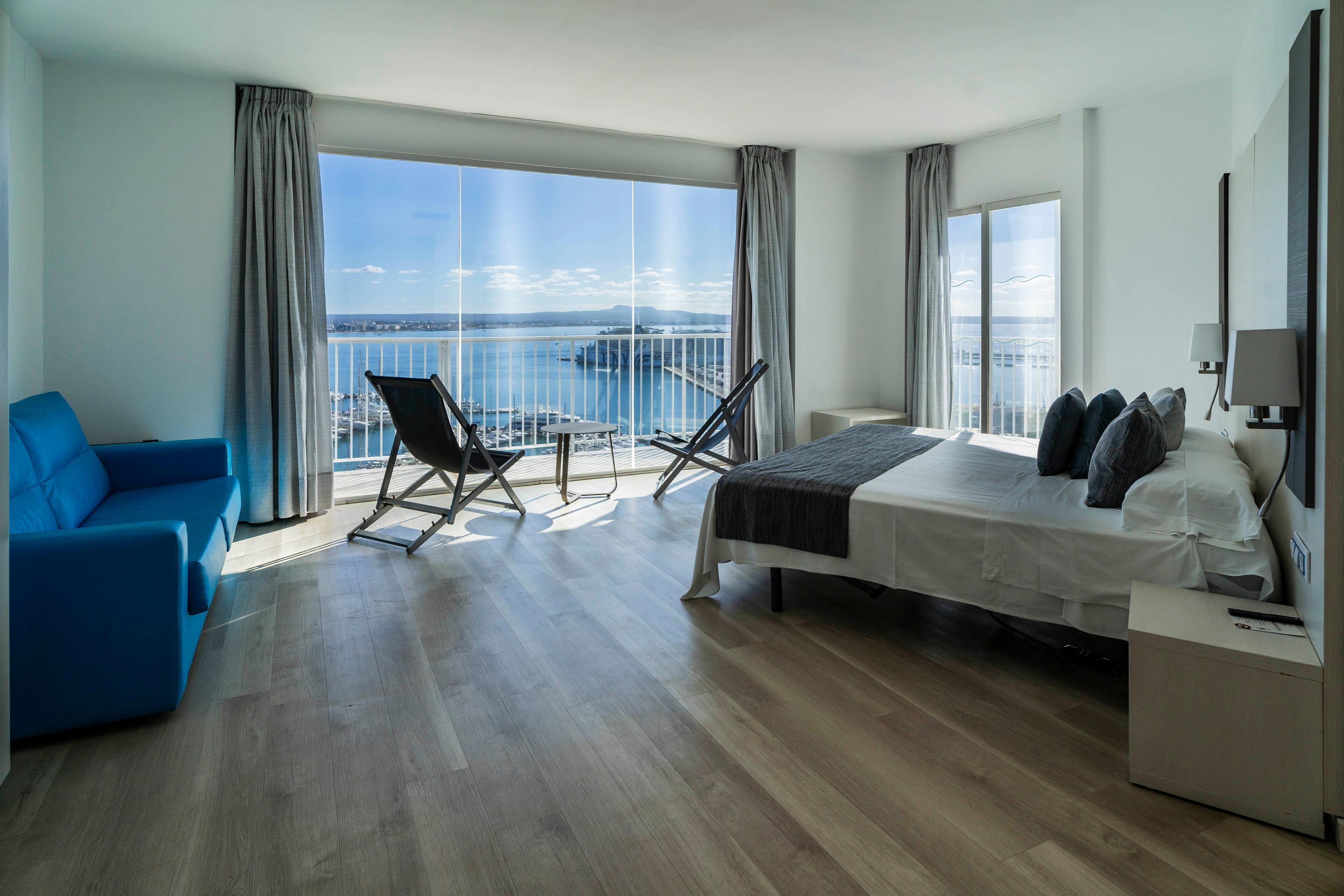 Individuell eingerichtet, Schreibtisch, Verdunkelungsvorhänge