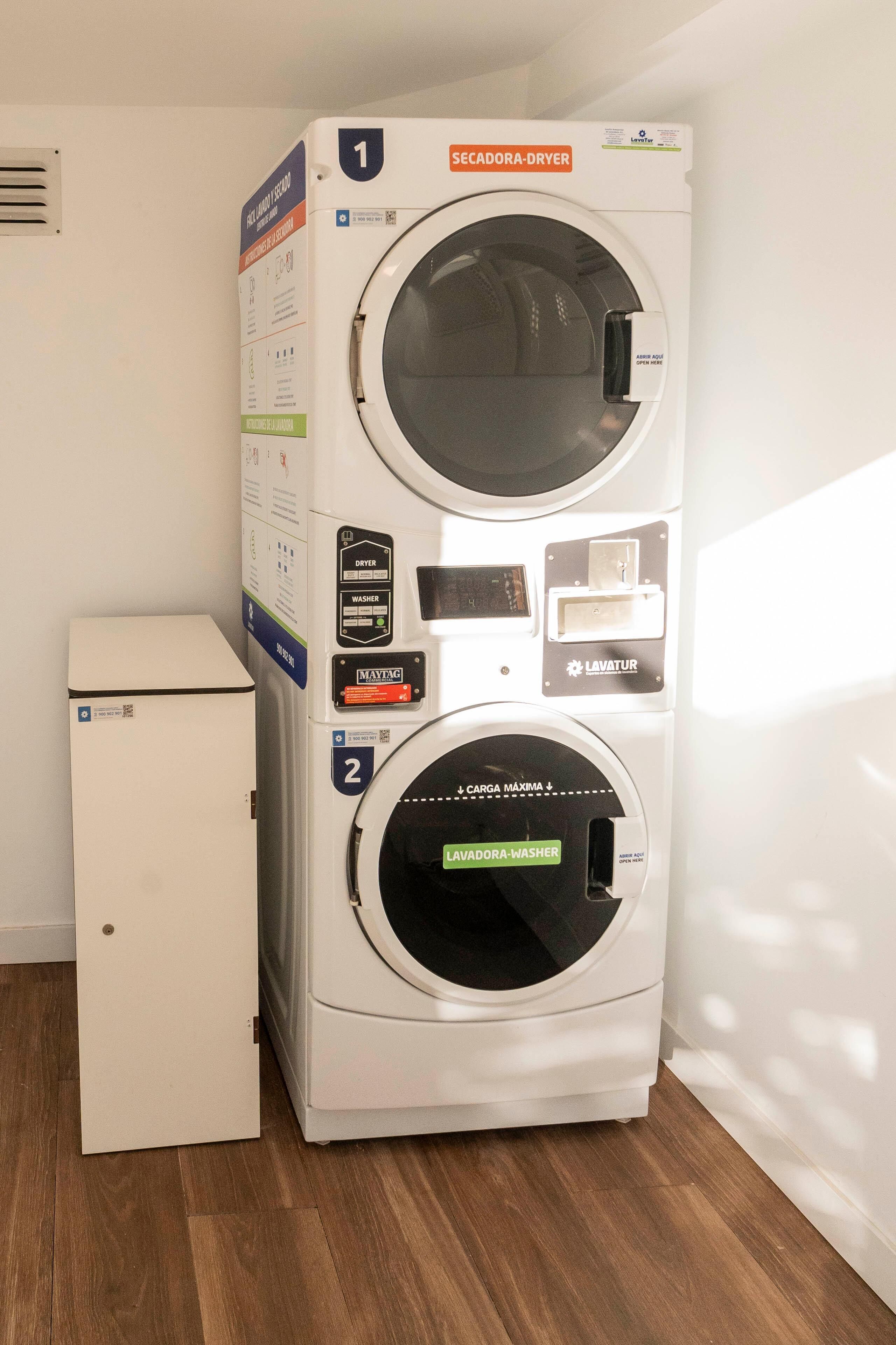 A laundry facility with a Secadora-Dryer and a Lavadora-Washer, marked as units 1 and 2 respectively, in a room with wooden flooring.