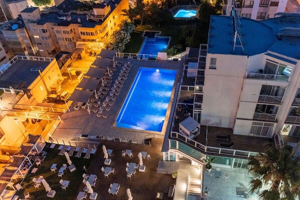 Piscina externa, funciona das 10h às 18h, espreguiçadeiras