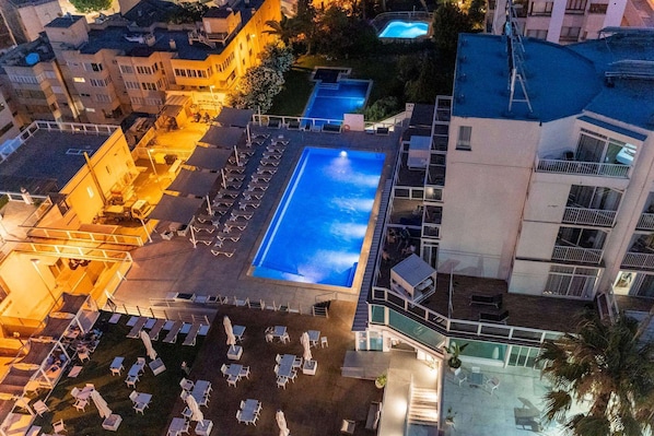 Piscina externa, funciona das 10h às 18h, espreguiçadeiras