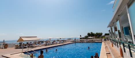 Outdoor pool, open 10 AM to 6 PM, pool loungers