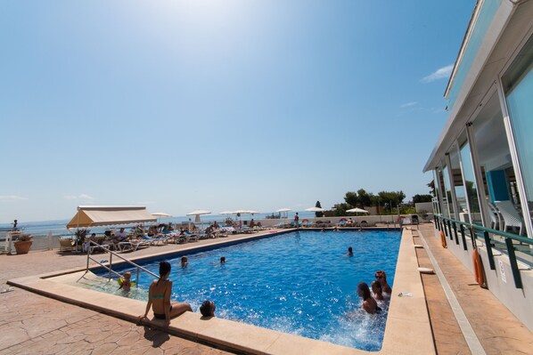 Piscine extérieure, chaises longues