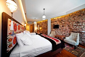Premium bedding, down comforters, minibar, in-room safe - Hippodrome Hotel (Istanbul)
