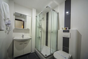 Suihkun ja ammeen yhdistelmä, syvä kylpyamme, designer-hygieniatuotteet