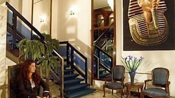 Coin salon dans le hall