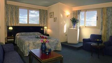 Minibar, caja de seguridad en la habitación, wifi gratis y ropa de cama